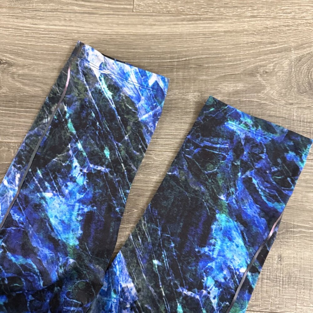 Nike Dri Fit Legendary Engineered Marble Capri Tights Blue White Size Medium - Picture 2 of 5